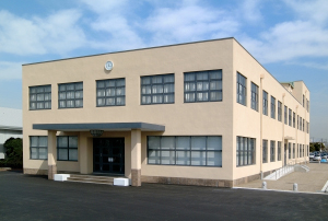 現横浜工場ゲストホール外観