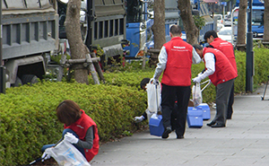 ニッサンデー みなとみらい地区での清掃活動の様子