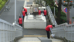 ニッサンデー みなとみらい地区での清掃活動の様子