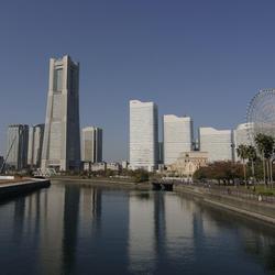 スカイラインはみなとみらいの空を走るの写真