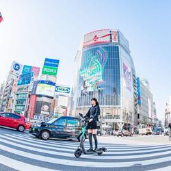 みなとみらい２１地区で電動キックボードシェアリングサービスの実証実験がスタートします！の写真